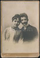 cca 1910 Marosvásárhely, Ifjú pár fotója Csonka Géza műterméből, hátoldalon a műterem képével, 15x10 cm