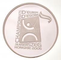 2005. &quot;Championnats d&#039;Europe d&#039;Escrime (Vívó Európabajnokság) Zalaegerszeg&quot; ezüstözött fém emlékérem (45mm) + DN &quot;Zala&quot; ezüstözött fém emlékérem (30mm), a kettő együtt díszdobozban&quot; T:PP