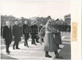 1979 Bp., Leonyid Iljics Brezsnyev (1906-1982) látogatása Magyarországon, 2 db sajtófotó, 13x18 és 1...