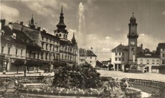 Besztercebánya, Banska Bystrica; tér, takarékpénztár, Skoda, Ludvik Strauss és Herzka üzlete / square, savings bank, shops