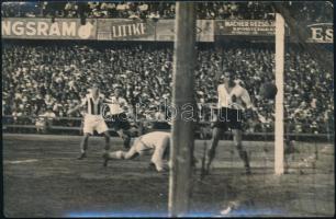 1931 Sárosi György (1912-1993) az Üllői úti FTC stadionban a csehszlovákok elleni meccsen, 10,5x16,5 cm