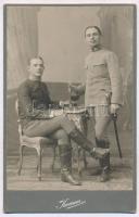 cca 1910 Harctérre induló katonák kabinetfotó 11x17 cm