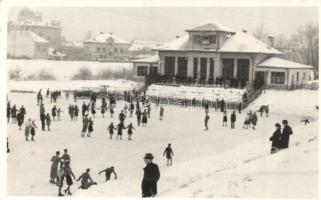 1957 Győr, Korcsolyapálya, jégkorcsolyázók. photo (EK)