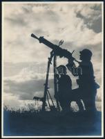 II. világháborús katonák gépfegyverrel, jelzetlen fotó, 23x17,5 cm