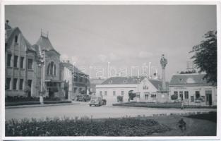 Keszthely, Andrássy tér, Uránia filmszínház, mozi, automobilok, fényképész üzlete. photo