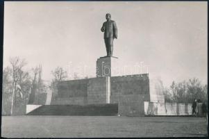 cca 1951 Sztálin szobor az Ötvenhatosok terén (Felvonulási tér), fotó, 11,5