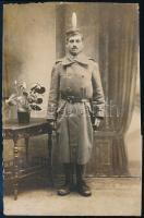 cca 1919 Darutollas fehér katona fotója, fotólap, az egyik széle vágott, 8x13 cm.