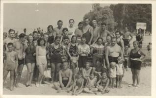 1934 Siófok, Balatoni strand, fürdőzők csoportképe. photo (EK)