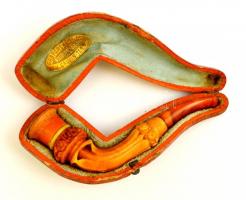 Régi díszes tajtékpipa, virágmotívumos faragott testtel, kopottas bőrborítású tokban, a tok jelzett ...