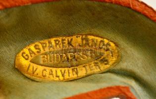 Régi díszes tajtékpipa, virágmotívumos faragott testtel, kopottas bőrborítású tokban, a tok jelzett ...