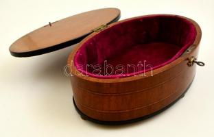 Intarziás biedermeier ovális fa doboz, kulccsal, kis hibákkal,  m:11 cm, 20,5×32,5 cm