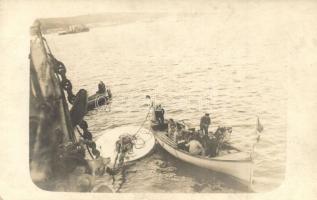 Osztrák-Magyar Haditengerészeti matrózok és búvár a merülés megkezdése közben egy csónakban / K.u.K. Kriegsmarine diver with mariners. photo (EK)