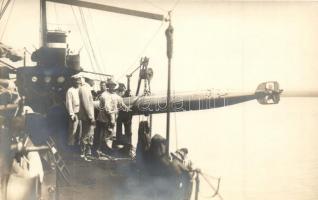 1917 Torpedó beemelése osztrák-magyar hadihajóra / Einschiffen der Torpedos. K.u.K. Kriegsmarine / WWI Austro-Hungarian mariners lifting a torpedo onto the deck. Fot. Alois Beer, Verlag F. W. Schrinner Pola