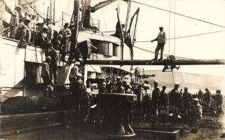 Ellátmány beemelése egy osztrák-magyar hadihajóra / K.u.K. Kriegsmarine / Austro-Hungarian mariners loading food supply onto the battleship. photo