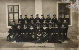 1907 Osztrák-magyar haditengerészek csoportképe Polában / K.u.K. Kriegsmarine / Austro-Hungarian mariners group photo in Pola (EB)