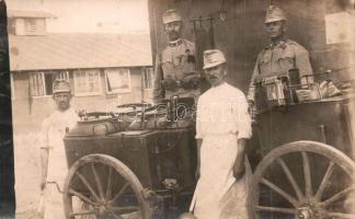 Tábori konyha 2 szakácsa fegyveres védelemmel / WWI K.u.K. military field kitchen cooks with armed protection. photo (fl)