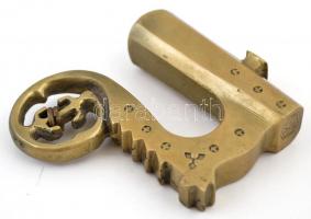 Szoboszlai Gábor (?-) rézműves, népi iparművész: Juhászkampó, réz, jelzett, jó állapotban, m: 8 cm