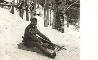 Osztrák-magyar katona helyben készített szánkóval a hóban / WWI K.u.K. soldier with sled in the snow, winter sport in the military. photo + K.u.K. Infanterieregiment No. 32. Techn. Inf. Komp.