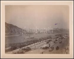 cca 1890 Budapest Duna korzó árusokkal, az Erzsébet híd nélkül. Fotó kartonon . Fotó mérete: 25x20 cm