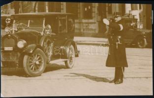 cca 1910 Budapest közlekedési rendőr az újonan bevezetett forgalmi rend szerint irányít. Keysone fotó / Hungary traffic police officer directs