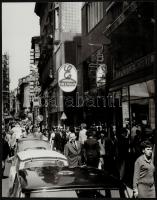 cca 1960 Budapest vásárlók forgataga. Két db mozgalmas, nagyméretű fotó  30x24 cm