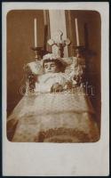 cca 1910 Kislány a ravatalon, fotólap, 14x8,5 cm