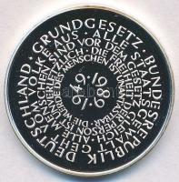 NSZK 1989. "40 éves a Bundestag" ezüstözött emlékérem eredeti dísztokban (32mm) T:PP
FRG ...