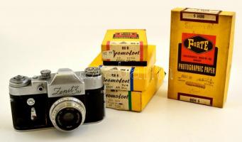 1965 Zenit 3M fényképezőgép, Industar-50 3,5/50 objektívvel, viseltes állapotban, 4 csomag különféle Forte fotópapírral, köztük bontatlan csomag / Vintage Russian camera, in worn condition, with Forte photo papers