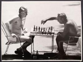 cca 1965 Bögi József: Sakkparti a strandon, feliratozott fénykép,apró hajtásnyomokkal 30x39 cm / cca 1965 József Bögi: Chess game, with description on the verso, with small fault, 30x39 cm
