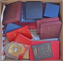 Egy doboznyi (24db) borászattal kapcsolatos plakett és emlékérem + Bognár György (1944-) / Lebó Fere...