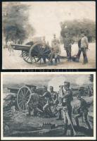 1914 Magyar tüzértisztek egy laktanya udvarán 1905 mintájú ágyúval. Eredeti fotó, javítva, hozzá egy korabeli nyomat hasonló jelenettel 17x12 cm