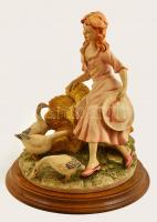 Capodimonte kalapos hölgy libákkal, festett műgyanta, jelzett, kopott, fa talapzaton, m:25 cm