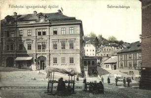 Selmecbánya, Schemnitz, Banska Stiavnica; M. k. Bányászati és Erdészeti Főiskola igazgatósági épület, Ernst Zsigmond üzlete, piaci árusok. Joerges kiadása / mining and forestry college directorates building, shops, market vendors