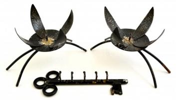 Kovácsolt vas gyertyatartó és kulcsa alakú fali kulcstartó, h: 18 és 19,5 cm