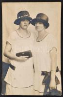 cca 1910-1940 Vegyes fotó tétel, fotólapok és fotók vegyesen, 70 db, 13x8 cm és 8x6 cm