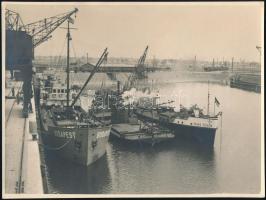 cca 1920-1940 DDSG Budapest és Prinz Eugen hajók kikötőben, fotó, 17x23 cm.
