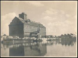 cca 1920-1940 Csepeli Szabadkikötő főépülete, fotó, 17x23 cm.