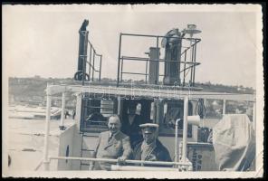 cca 1920-1940 Hajózással kapcsolatos fotók, 3 db, rajta tengerésztisztekkel, 17x12 cm és 9x14 cm köz...