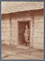 cca 1900-1920 Vegyes keményhátú fotó tétel, 7 db, többségében portré és családi fotók, katonafotóval...