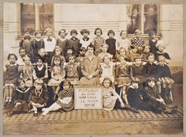 cca 1900-1920 Vegyes keményhátú fotó tétel, 7 db, többségében portré és családi fotók, katonafotóval...