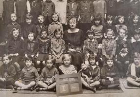 cca 1910-1960 Vegyes fotó tétel, 19 db, közte tablófotókkal, 11x8 cm és 20x27 cm közötti méretben