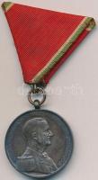 1939-1945. "Magyar Kis Ezüst Vitézségi Érem" ezüstözött fém kitüntetés mellszalaggal, fémj...