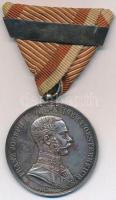 1914. Ferenc József I. osztályú Ezüst Vitézségi Érem, ismételt adományozás peremén jelzett Ag kitüntetés eredeti mellszalagon, ismétlőpánttal. Szign.: Leisek T:2,2- ph., ütésnyom és kis szennyeződés az előlapon  Hungary 1914. Silver Gallantry Medal, 1st Class, awarded for the second time C:XF,VF edge error, ding and small stain on obverse NMK 130.