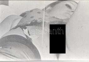 cca 1970 Erotikus és pornográf fotónegatívok, tekercsen