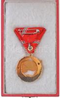 1957. "A Munka Vörös Zászló Érdemrendje" aranyozott, zománcozott Br kitüntetés mellszalago...