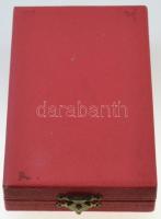 1957. "A Munka Vörös Zászló Érdemrendje" aranyozott, zománcozott Br kitüntetés mellszalago...