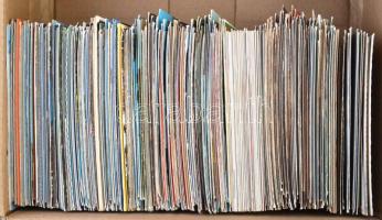 Legalább 600 db modern képeslap, nagyrészt magyar és külföldi városképek, érdekes anyag sok tengeren...