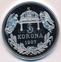 DN "Magyarok Krónikája - Bajban is a királyé az elsőség / 1907 5 korona" ezüstözött, multi...