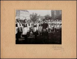 1941 Marosvásárhely, Diáklányok felvonulása magyaros ruhában, Roth Mária fotója, kartonra kasírozott fotó, 17x23 cm