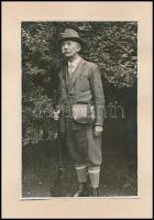 cca 1920-1930 Vitéz Tábory Zoltán m. kir. rendőrfelügyelő vadászruhában, kartonra kasírozott fotó, 16x11 cm